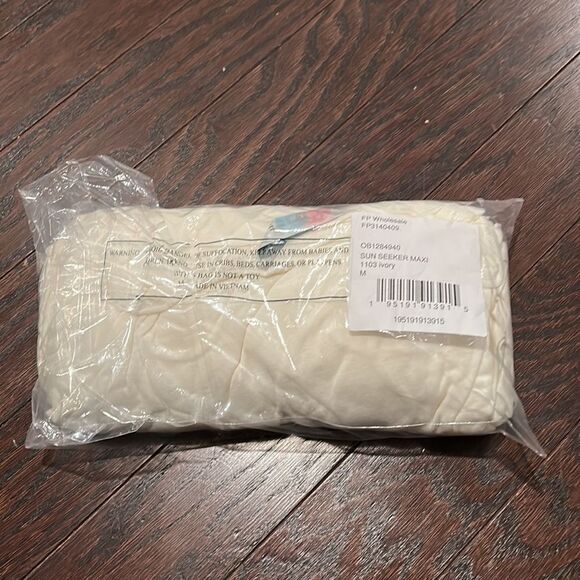 NWT Free People Beach Sun Seeker Oversized Ruffle Tier Hem Maxi Dress Size M - Picture 4 of 5